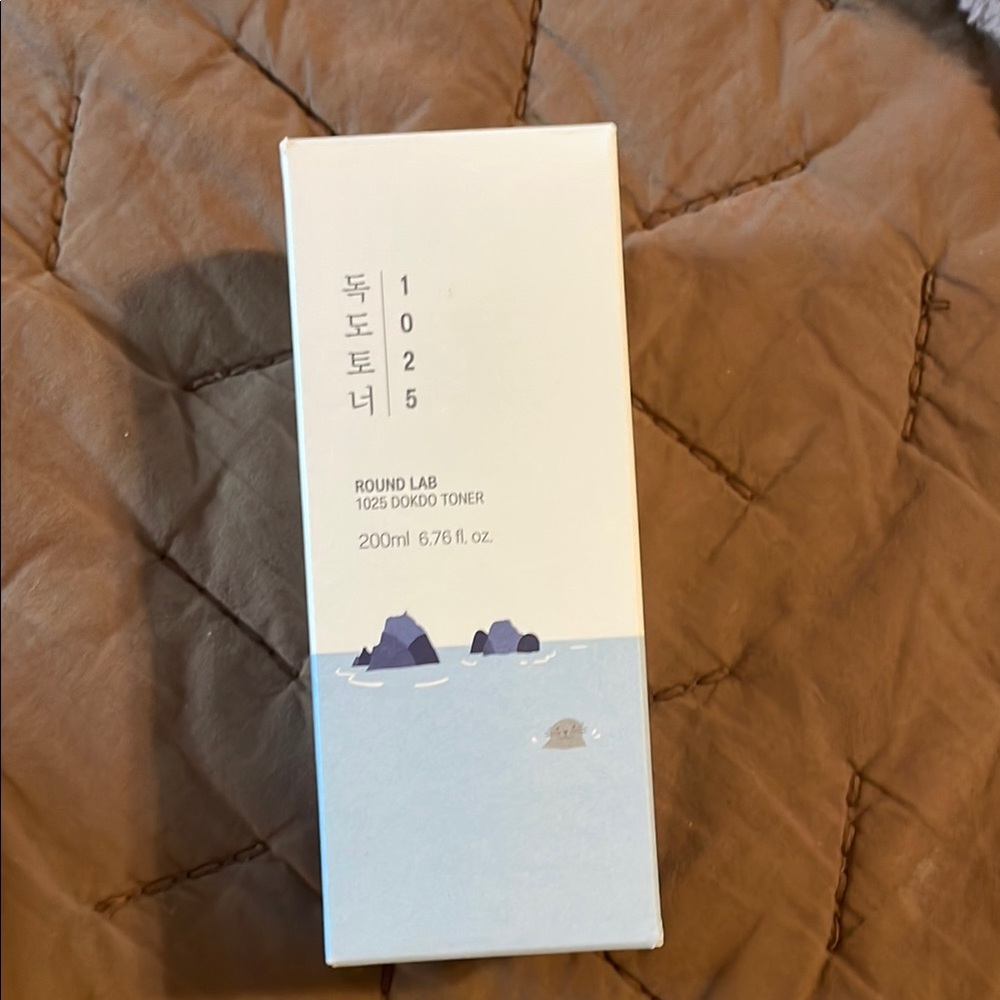 1025 Dokdo Toner - White and Blue